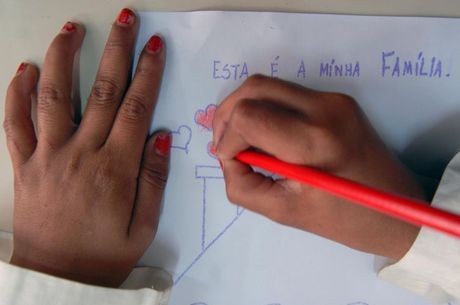 alfabetizacao-estudante-aluno-crianca-desenhando-20042019105025481