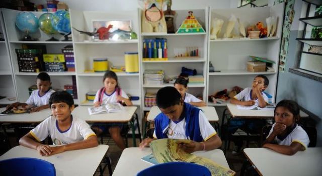 sala-de-aula-estudantes-alunos-na-escola-20042019104934155